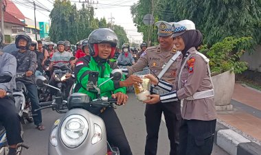 Polres-Kediri-Kota-Berbagi-Sembako-di-Jumat-Berkah,-Wargapun-Sumringah