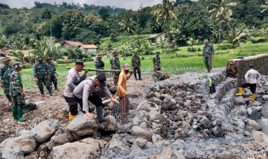 Gotong-Royong,-Polisi-Bersama-TNI-dan-Warga-Bersihkan-Material-Banjir-Bandang-di-Bondowoso
