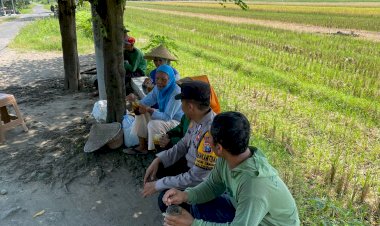 Polisi-Cinta-Petani,-Bripka-Murtadoh-Ngobrol-Ketahanan-Pangan-dengan-Warga-Bakungtemenggungan-Balongbendo