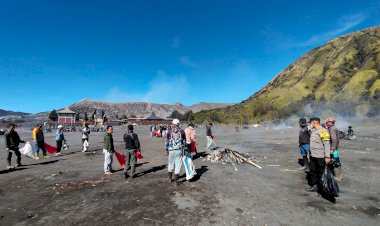 Sambut-Hari-Bhayangkara-ke-79,-Polres-Probolinggo-Bersih---bersih-di-Gunung-Bromo