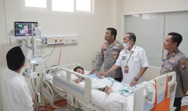 Kapolresta-Sidoarjo-Jenguk-Santri-yang-Masih-dalam-Perawatan