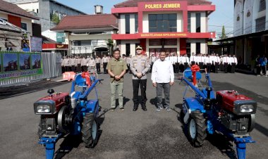 Kapolres-Jember-Serahkan-2-Unit-Traktor-Dukung-Ketahanan-Pangan