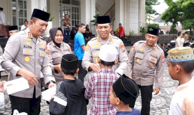 Jumat-Berkah-Polresta-Sidoarjo,-Bagikan-3.000-Nasi-Kotak-untuk-Masyarakat