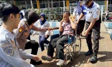 Sigapnya-Polwan-Polresta-Sidoarjo-Bantu-Disabilitas-di-Terminal-Purabaya-saat-Arus-Balik