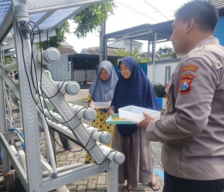 Bersama Warga Kembangkan Tanaman Hidroponik Sambil Jaga Kamtibmas