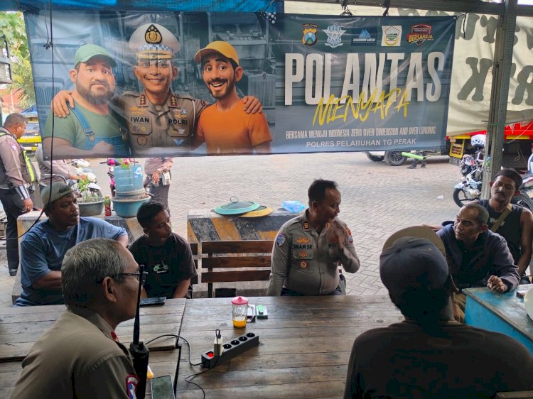 Jelang Operasi Patuh Semeru 2025 Polres Pelabuhan Tanjungperak Ngopi Bareng Para Sopir Truk Tekankan Kesadaran Kolektif