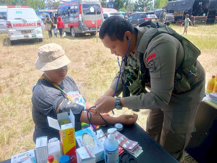 Partisipasi Tim Kesehatan Satgas Ops Damai Cartenz Gelar Pelayanan Kesehatan di Festival Budaya Lembah Baliem