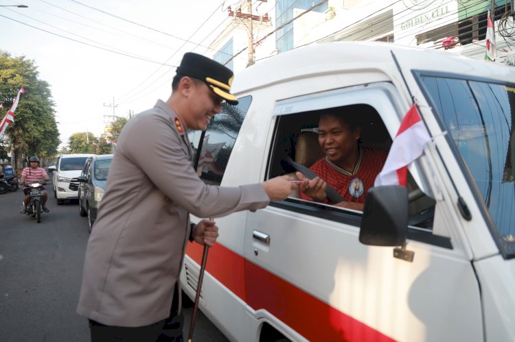 Tebar Semangat Merah Putih Kapolres Jember Turun Jalan Berbagi Bendera dan Cokelat Bagi Pengendara