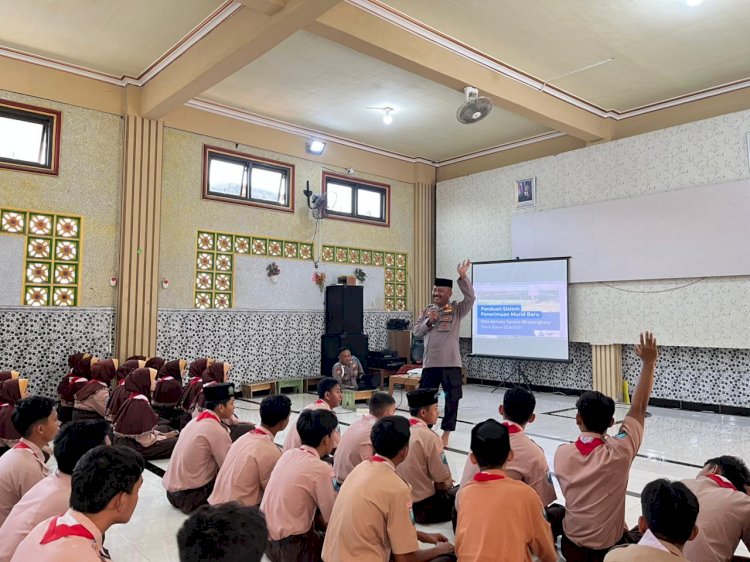 Polsek Taman Sosialisasikan Penerimaan Murid Baru SMA Kemala Taruna Bhayangkara di SMP Darul Mutaallimin