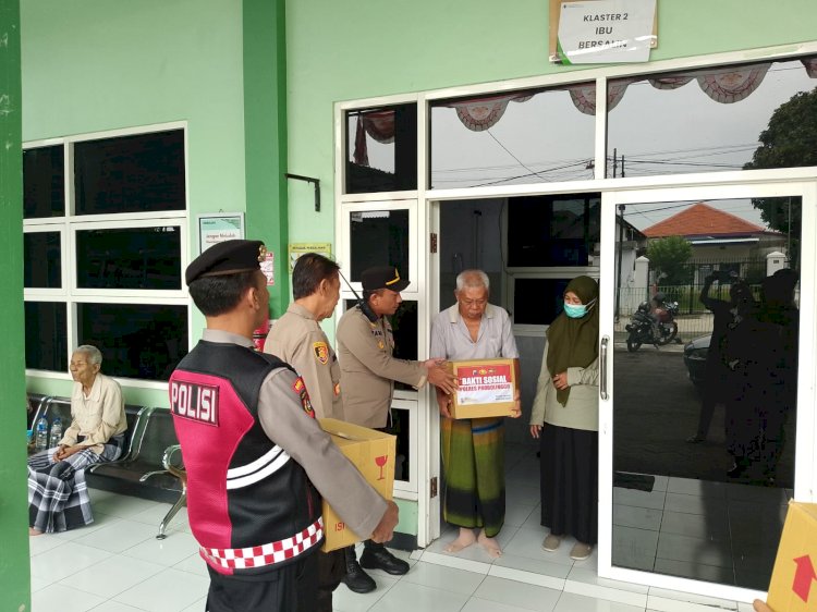 Polres Probolinggo Salurkan Bansos untuk Korban Longsor dan Banjir