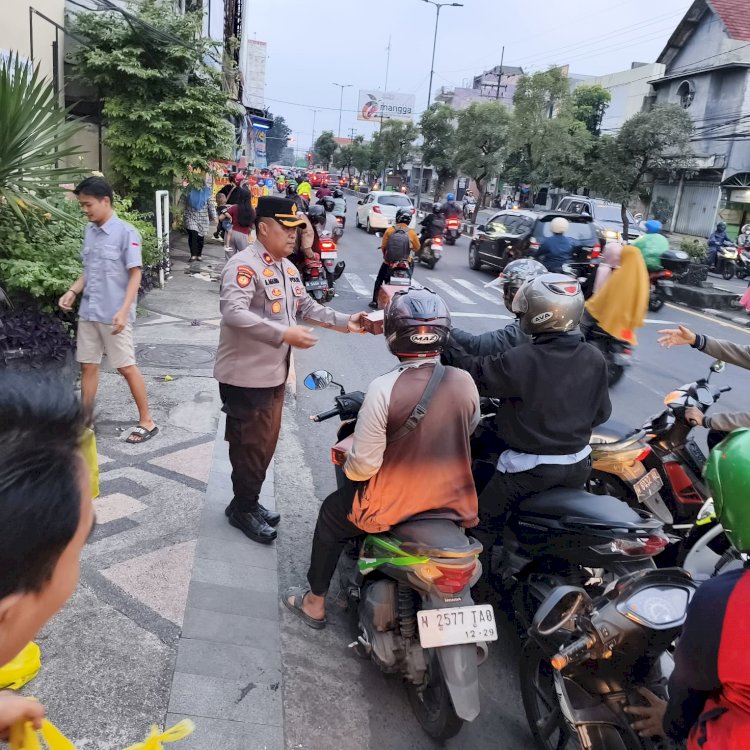 Kapolsek Gedangan Bagikan 100 Takjil ke Masyarakat