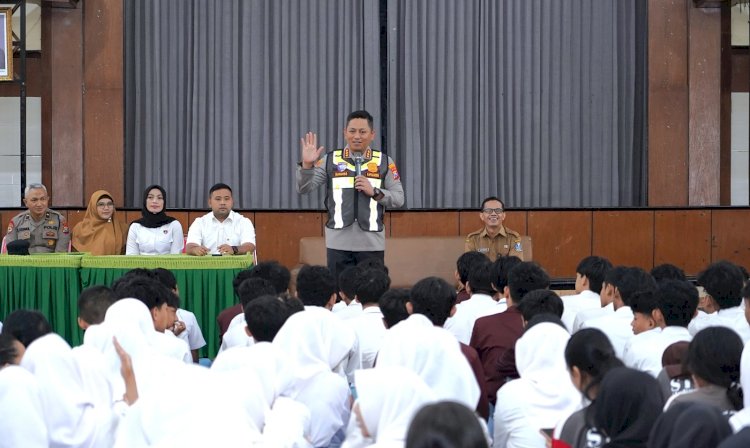 Polisi Jogo Sekolah : Polresta Malang Kota Edukasi Pelajar Bentengi Generasi Muda dari Narkoba dan Bullying